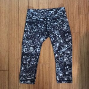 LuluLemon flower print capri leggings 19” inseam